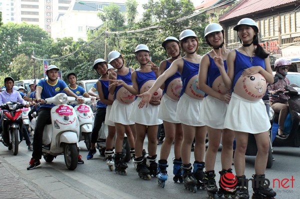Phát hoảng với những hot girl giả bà bầu trượt patin trên phố của Thủ đô