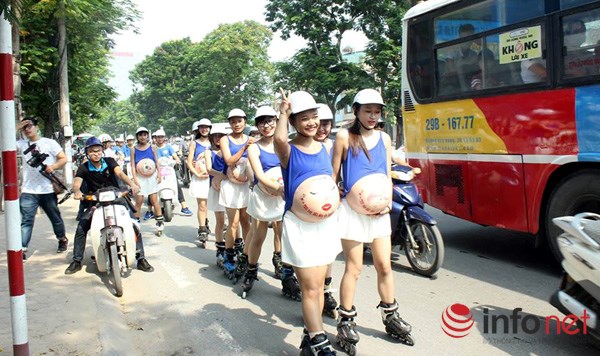 Phát hoảng với những hot girl giả bà bầu trượt patin trên phố của Thủ đô