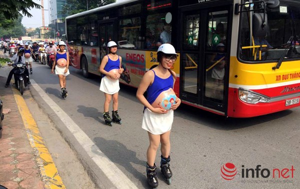 Phát hoảng với những hot girl giả bà bầu trượt patin trên phố của Thủ đô
