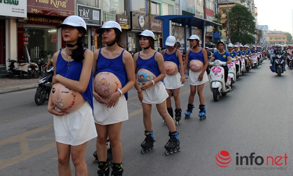 Phát hoảng với những hot girl giả bà bầu trượt patin trên phố của Thủ đô