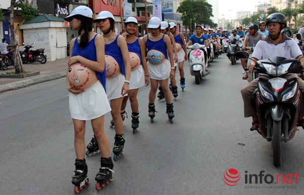 Phát hoảng với những hot girl giả bà bầu trượt patin trên phố của Thủ đô
