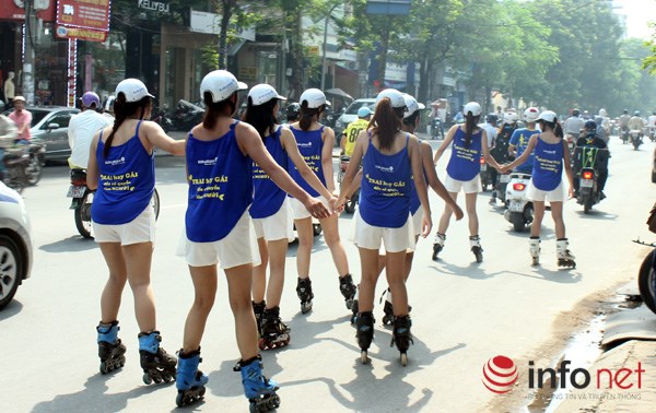 Phát hoảng với những hot girl giả bà bầu trượt patin trên phố của Thủ đô