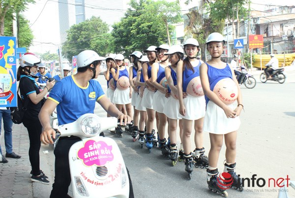 Phát hoảng với những hot girl giả bà bầu trượt patin trên phố của Thủ đô