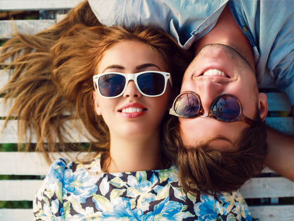 Vì sao các cặp đôi hạnh phúc ít chia sẻ trên mạng xã hội?