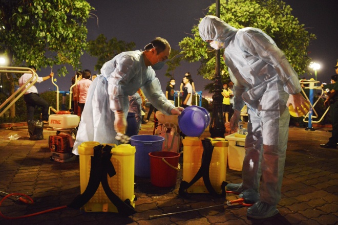 Cử 10 đội phòng chống dịch xử lý cá chết ở Hồ Tây