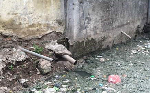 Hà Nội: “Bể phốt” lộ thiên khiến hàng trăm hộ dân ngạt thở