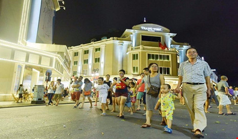 Phố đi bộ quanh Hồ Gươm không phải nơi bày bán hàng bừa bãi