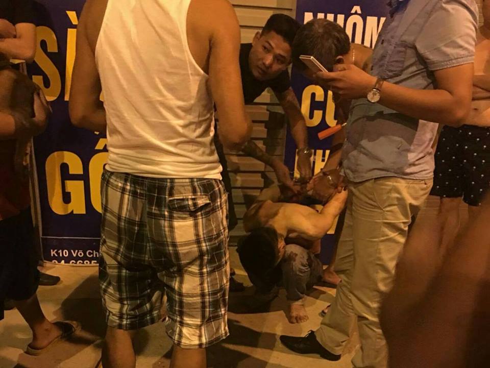 Nam thanh niên đâm thủng cổ tài xế cướp taxi trong đêm