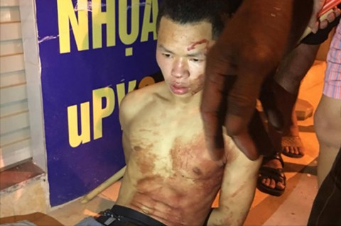 Nam thanh niên đâm thủng cổ tài xế cướp taxi trong đêm