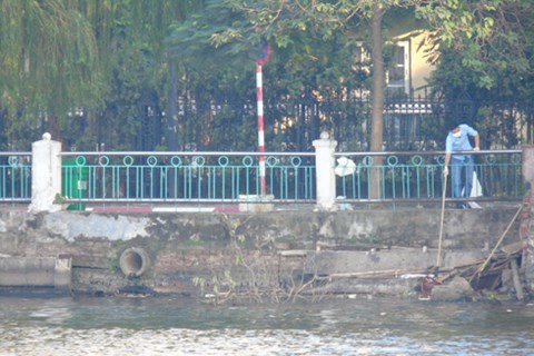 Nghịch lý nhà máy chạy cầm chừng, nước thải xả vào hồ