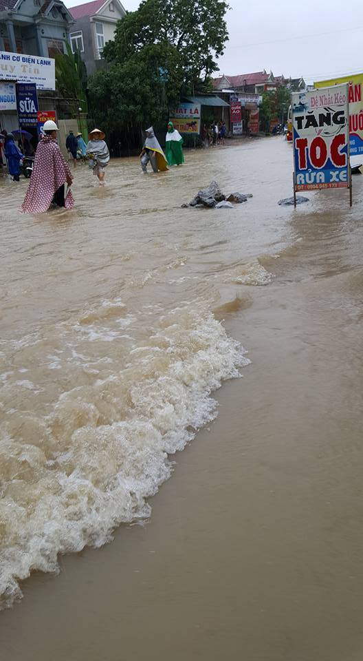 Mưa lũ ở Miền Trung: Nghệ An ngập sâu trong biển nước