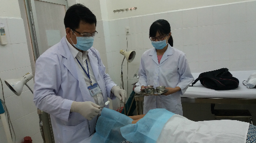 Thoái hóa đốt sống cổ âm thầm tấn công giới văn phòng