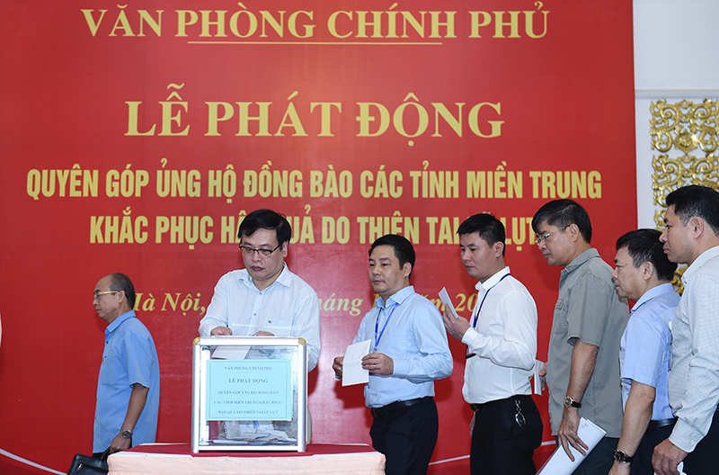 Văn phòng Chính phủ quyên góp ủng hộ đồng bào miền Trung