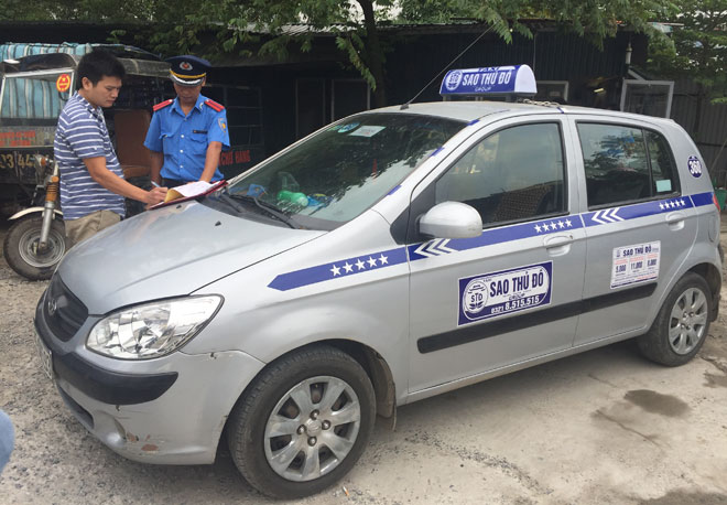 Taxi mang phù hiệu ngoại tỉnh tràn về Hà Nội