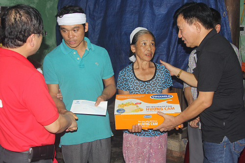 Vinamilk trực tiếp đi cứu trợ người dân vùng lũ Hà Tĩnh, Quảng Bình và ủng hộ 2 tỷ đồng tiền mặt 