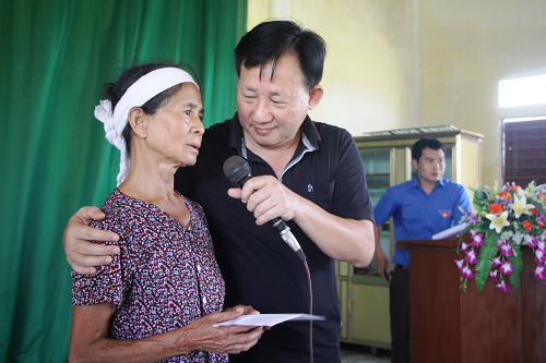 Vinamilk trực tiếp đi cứu trợ người dân vùng lũ Hà Tĩnh, Quảng Bình và ủng hộ 2 tỷ đồng tiền mặt 