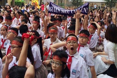 'Ngộp thở' vì hàng chục cuộc thi học đường