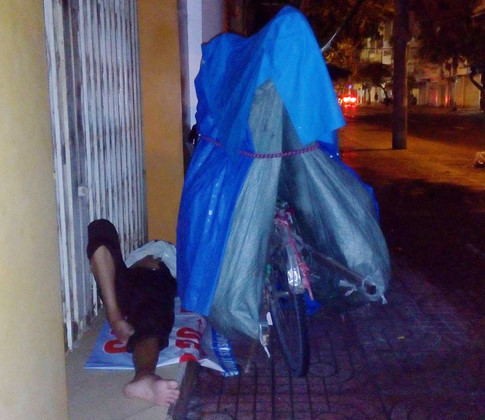 Những giấc ngủ trên vỉa hè Sài Gòn