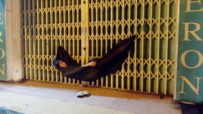 Những giấc ngủ trên vỉa hè Sài Gòn