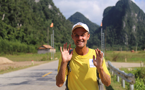 Anh Tây đi bộ khắp thế giới mê mẩn núi rừng Việt Nam