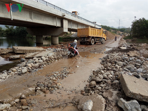 Cầu 60 tỷ ở Quảng Ninh phơi nắng, dân đi lại bì bõm dưới gầm cầu