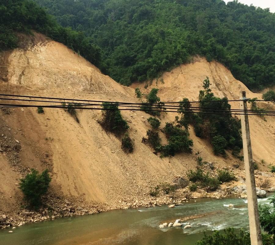 Thanh Hoá: “Trảm” nhà thầu “đổ tạm” đất đá thải xuống sông Lò