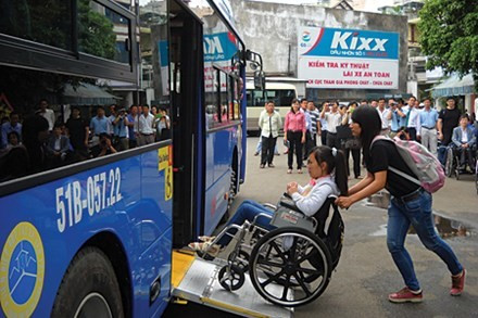 TP.HCM có nhiều chính sách hỗ trợ người khuyết tật sử dụng xe buýt