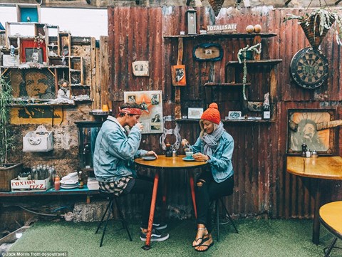 Bỏ nghề giặt thảm, chàng trai người Anh kiếm bộn tiền nhờ đi du lịch cùng bạn gái