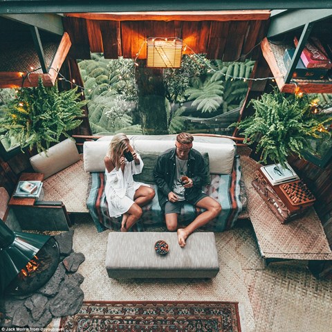 Bỏ nghề giặt thảm, chàng trai người Anh kiếm bộn tiền nhờ đi du lịch cùng bạn gái