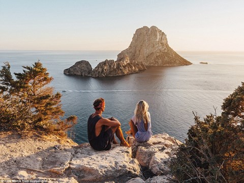 Bỏ nghề giặt thảm, chàng trai người Anh kiếm bộn tiền nhờ đi du lịch cùng bạn gái