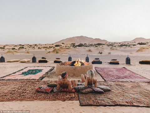 Bỏ nghề giặt thảm, chàng trai người Anh kiếm bộn tiền nhờ đi du lịch cùng bạn gái