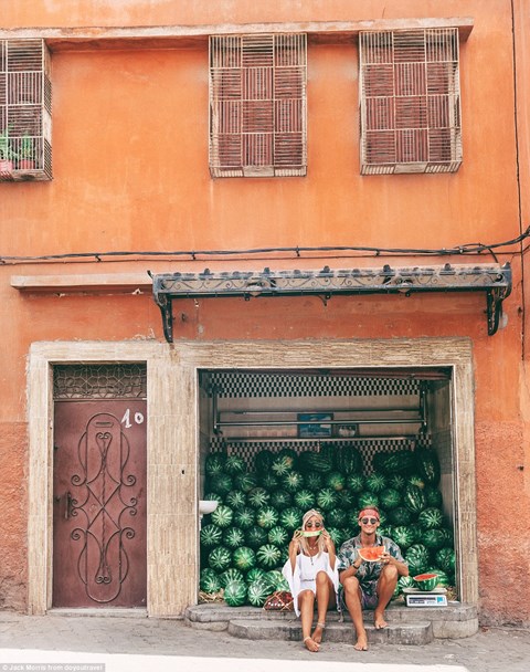 Bỏ nghề giặt thảm, chàng trai người Anh kiếm bộn tiền nhờ đi du lịch cùng bạn gái