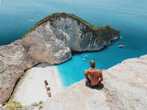 Bỏ nghề giặt thảm, chàng trai người Anh kiếm bộn tiền nhờ đi du lịch cùng bạn gái