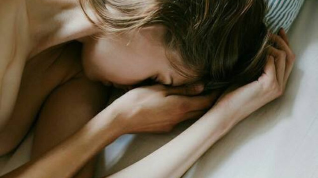 Tự nắm tay mình qua mùa đông này đến mùa đông khác, một mình thành quen...