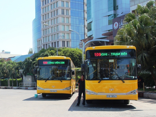 Bị xe buýt lảng tránh, người khuyết tật nén đau đi xe ôm