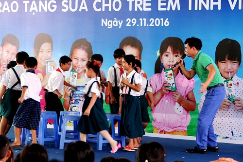 Vinamilk tặng gần 130.000 ly sữa cho trẻ em tại Vĩnh Long