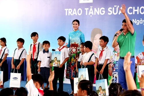 Vinamilk tặng gần 130.000 ly sữa cho trẻ em tại Vĩnh Long