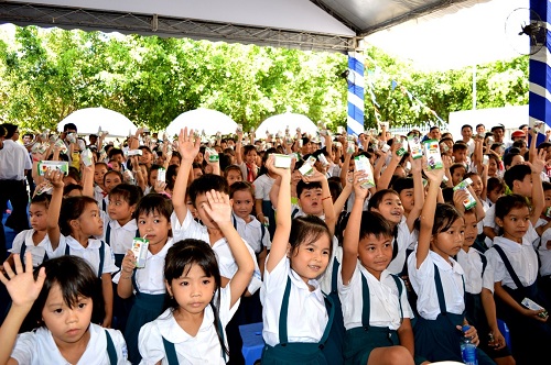 Vinamilk tặng gần 130.000 ly sữa cho trẻ em tại Vĩnh Long