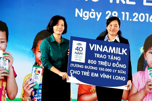 Vinamilk tặng gần 130.000 ly sữa cho trẻ em tại Vĩnh Long