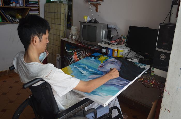 Chuyện tình cảm động của chàng họa sĩ khuyết tật
