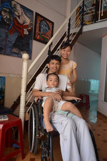 Chuyện tình cảm động của chàng họa sĩ khuyết tật