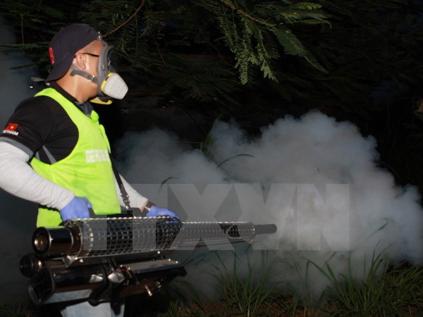 Phun hóa chất bằng hơi nóng để diệt muỗi