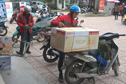 Việc nhiều, quyền lợi bấp bênh