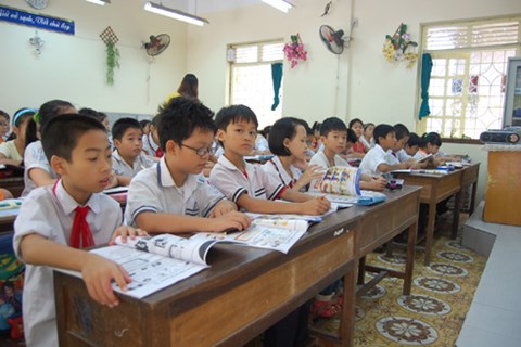 Học tiếng Anh trong trường không đủ để giao tiếp