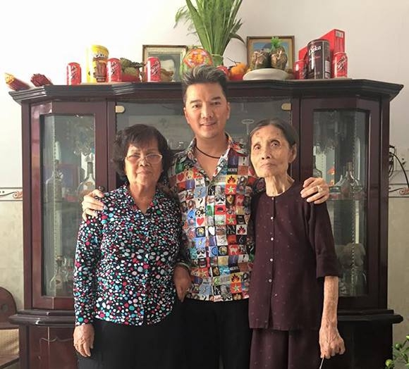 Đàm Vĩnh Hưng live stream công khai chuyện mẹ ruột nợ hàng chục tỷ đồng