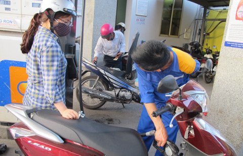 Giá xăng tăng mạnh 920 đồng/lít từ chiều nay