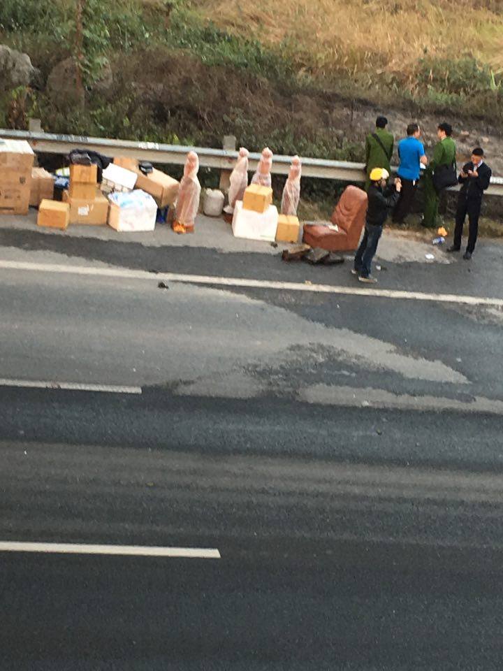 Xe khách bốc cháy trên đại lộ Thăng Long