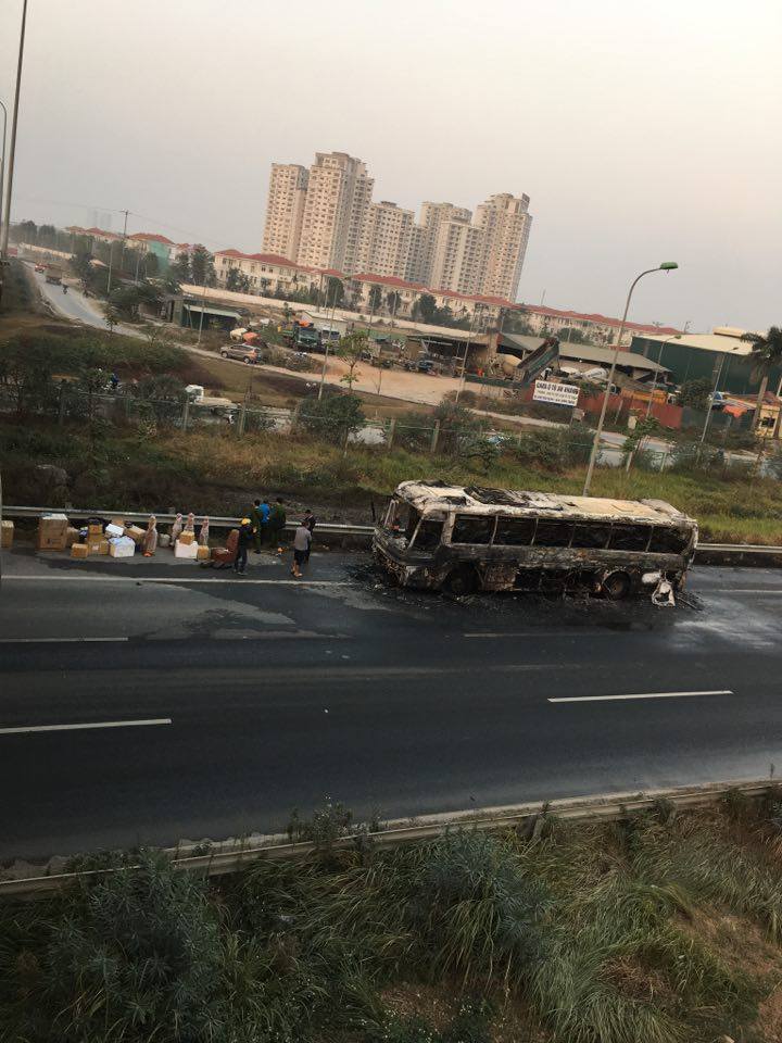 Xe khách bốc cháy trên đại lộ Thăng Long