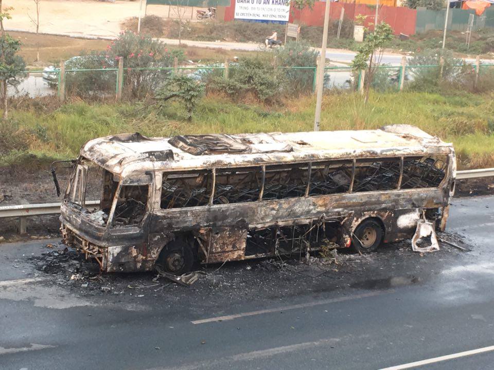 Xe khách bốc cháy trên đại lộ Thăng Long