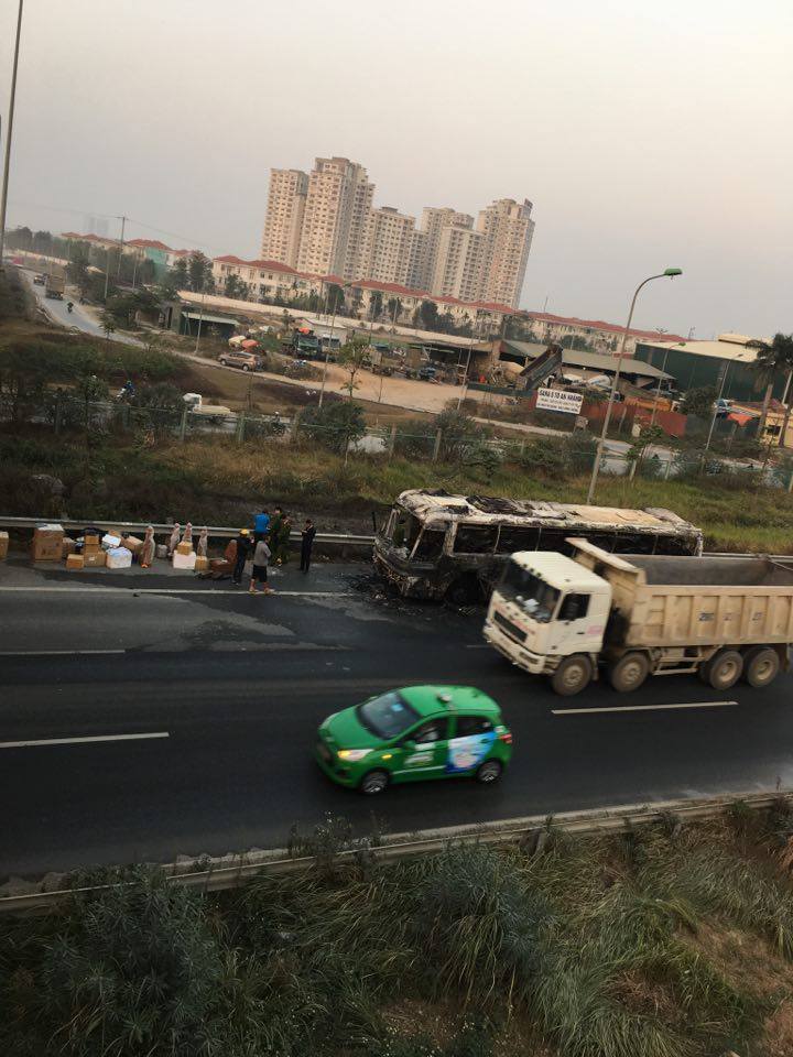 Xe khách bốc cháy trên đại lộ Thăng Long